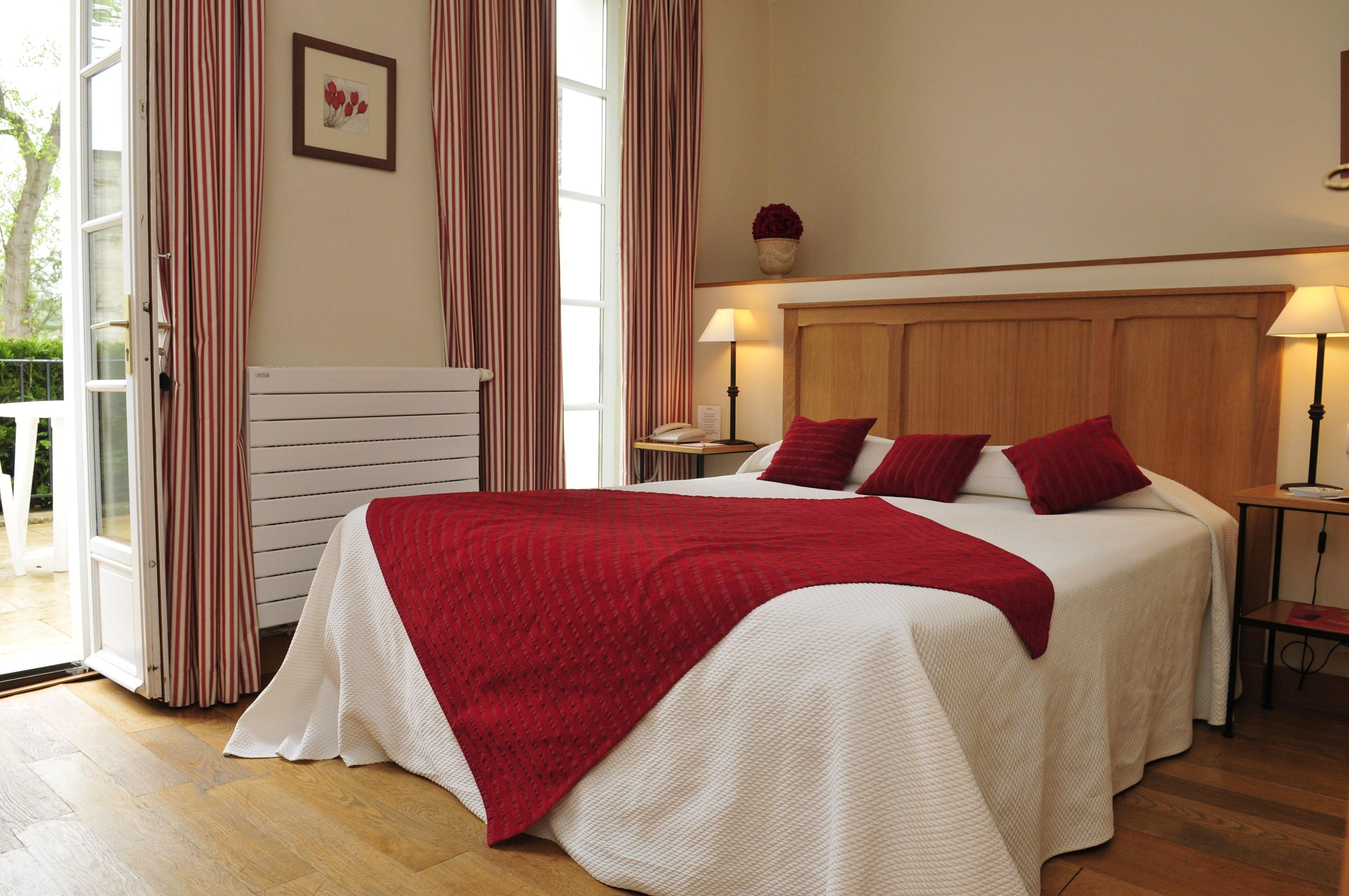 Hotel Saint-Laurent, The Originals Relais Montfort-lʼAmaury Exterior foto