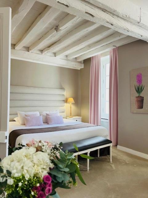 Hotel Saint-Laurent, The Originals Relais Montfort-lʼAmaury Exterior foto