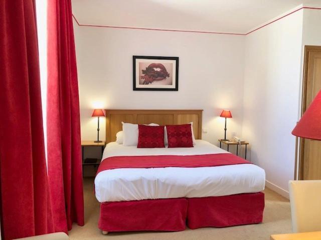 Hotel Saint-Laurent, The Originals Relais Montfort-lʼAmaury Exterior foto